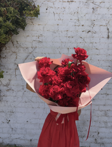 Hot To Trot Reflexed Rose Bunch